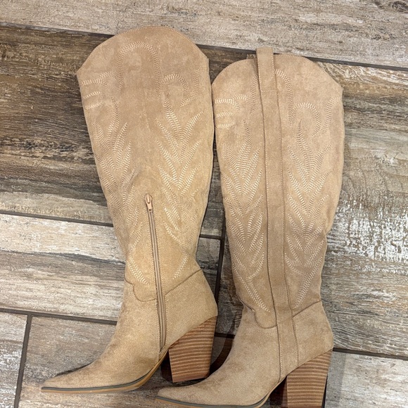 Chic Tan Knee-High Heeled Boots - Picture 2 of 3